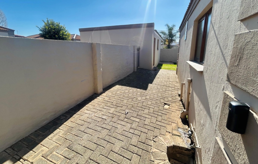 2 Bedroom Property for Sale in Langenhovenpark Free State